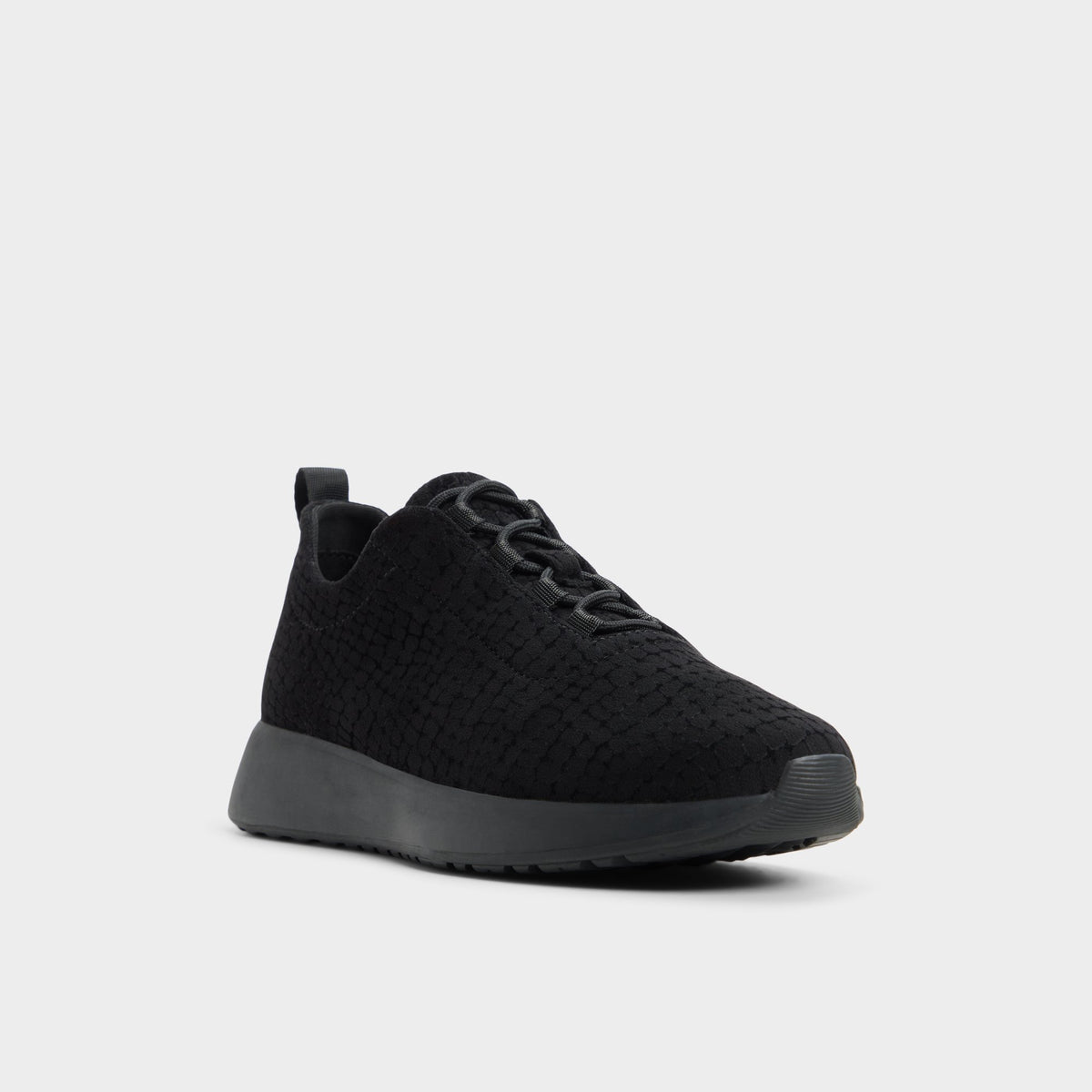 Angle de trois quarts de la face avant de Noir Brier Sneaker