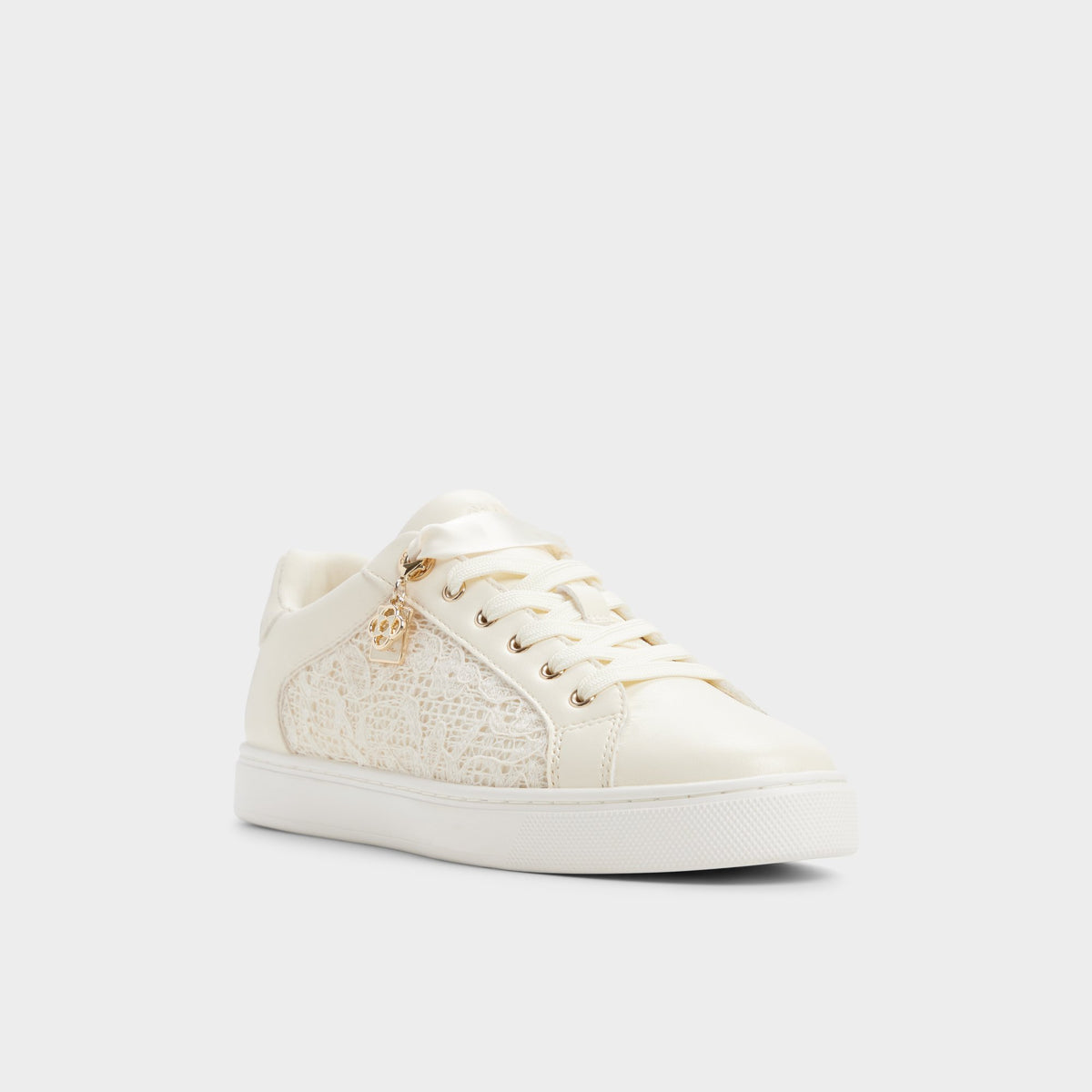 Angle de trois quarts de la face avant de Autre blanc Elgata Sneaker