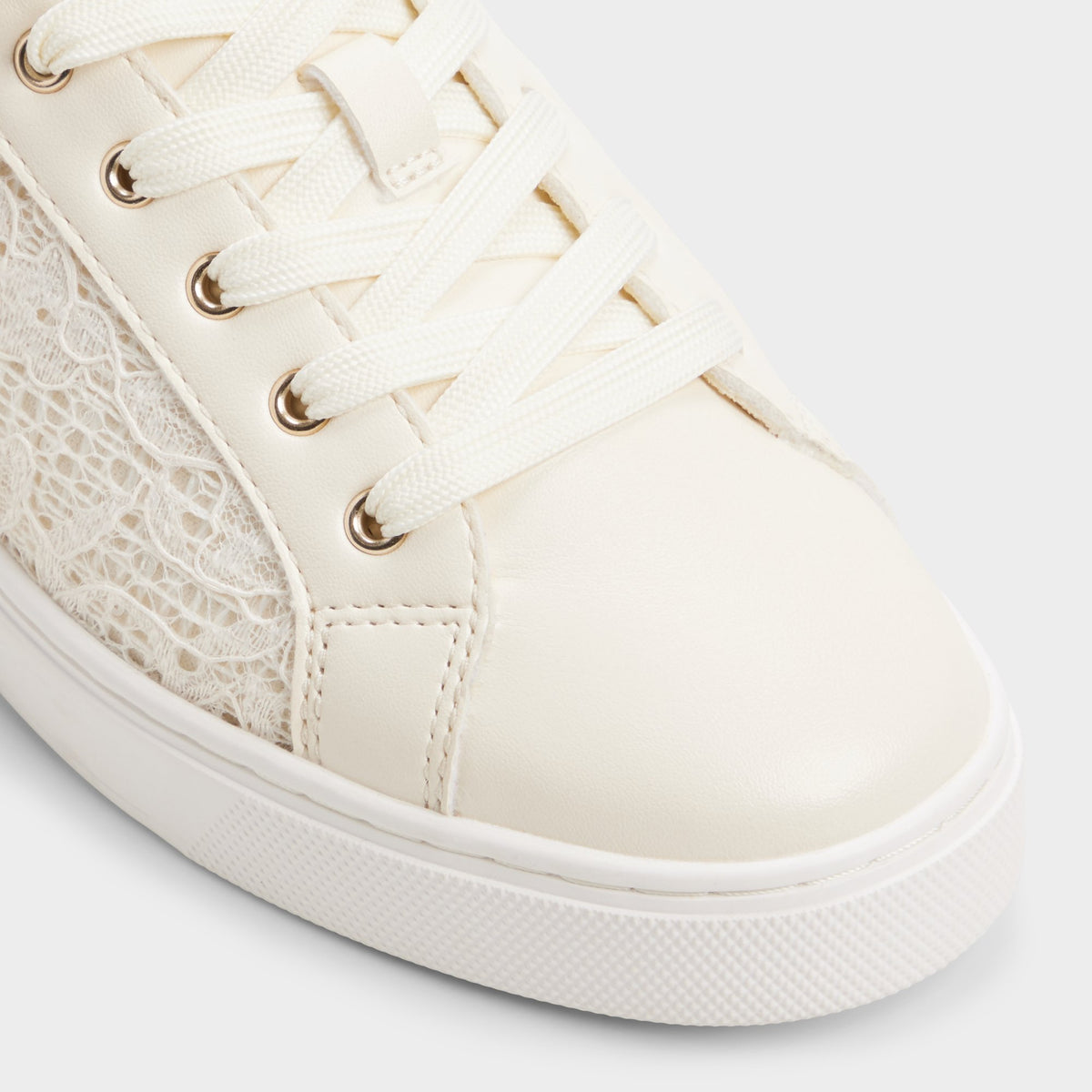 Gros plan de la Autre blanc Elgata Sneaker